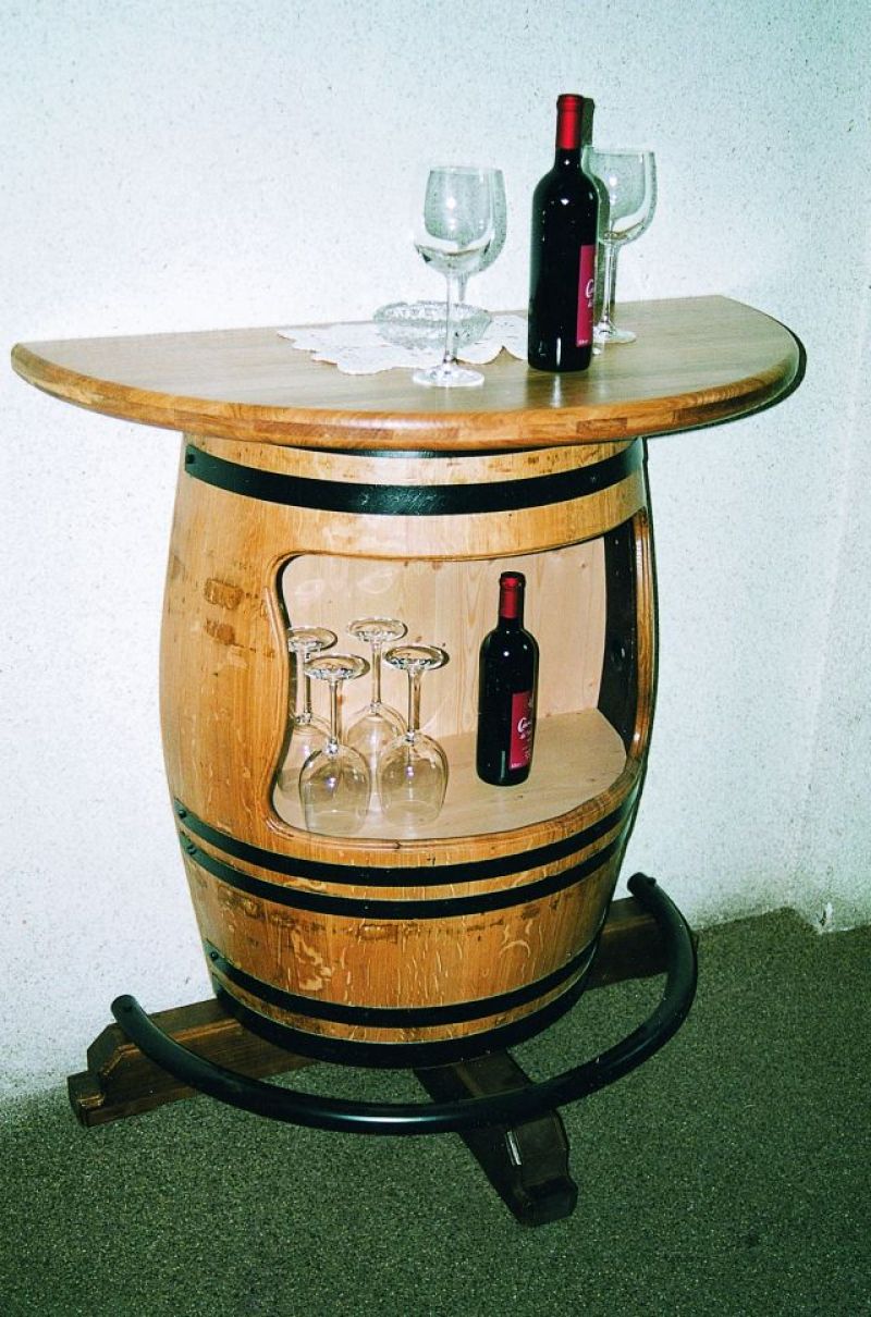 Wandstehtisch aus einem Weinfass Barrique 225 Liter mit Fachausnehmung